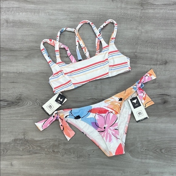 ☀️RIP CURL☀️ BLOSSOM REVERSIBLE CROP BLOSSOM TIE SIDE CHEEKY BIKINI SET - Picture 5 of 16